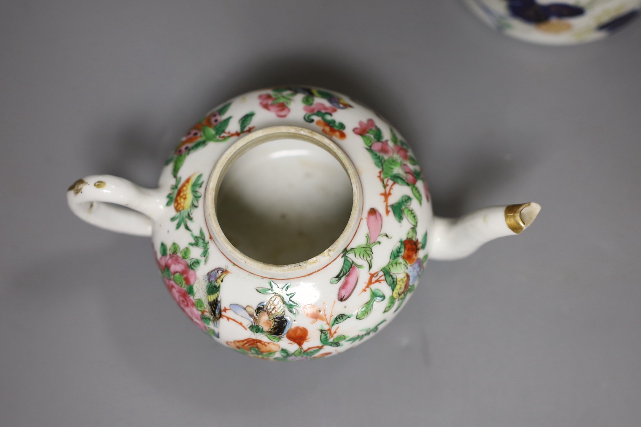 A Chinese Canton decorated famille rose teapot and a Japanese Fukugawa three handled vase (2), tallest 15cm